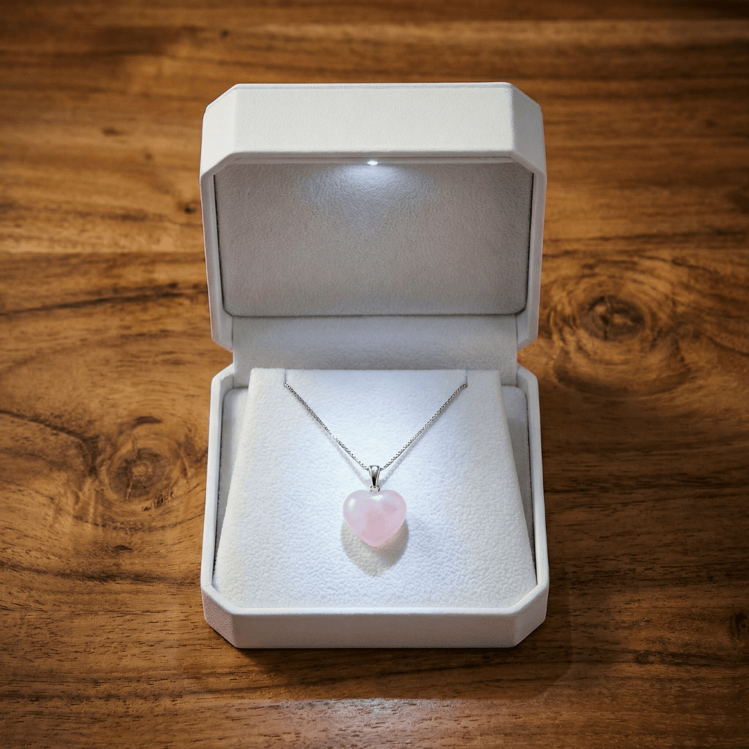 מארז אהבה וזוגיות לאישה: סט קריסטלים ושרשרת כסף